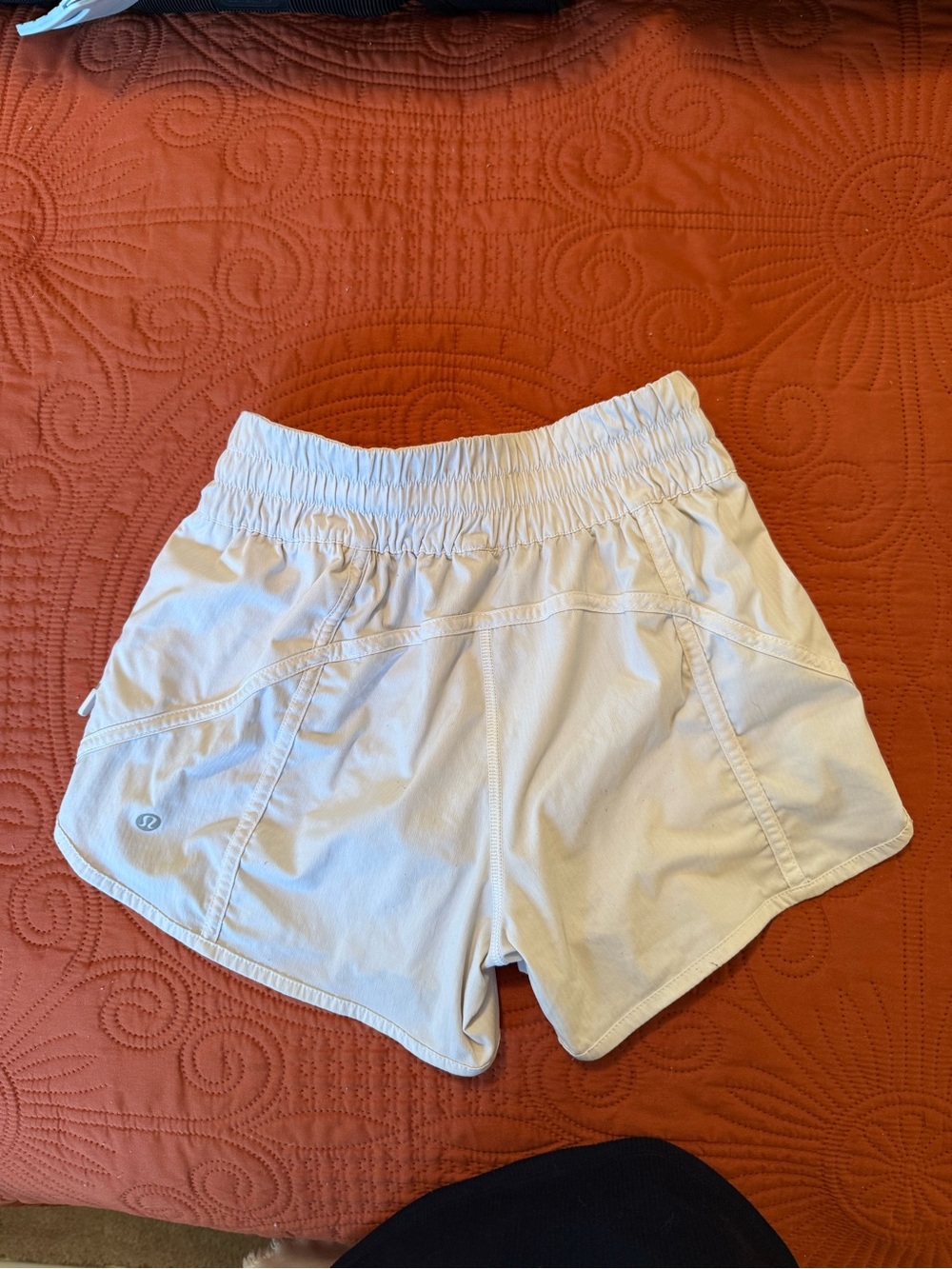 Lululemon Hotty Hot High-Rise Lined Athletic Shorts. White. Size 4 - Picture 2 of 9